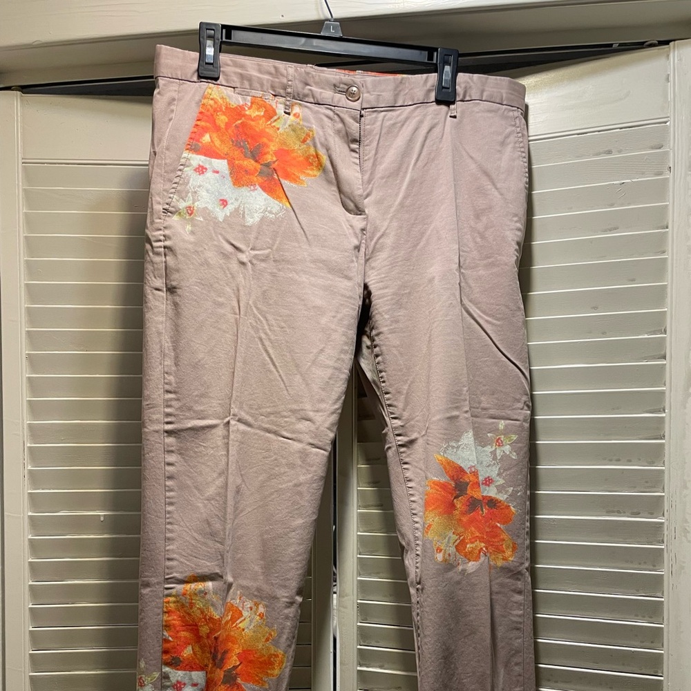 Super cute khaki’s with flower print.